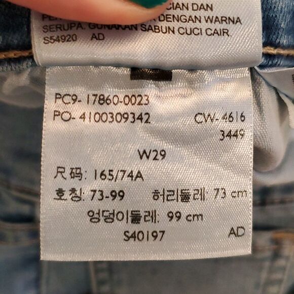 Light wash Levi's cropped jeans size 29 - Picture 6 of 12